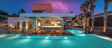 Alberca al aire libre, acceso de 09:00 a 19:30, y camastros