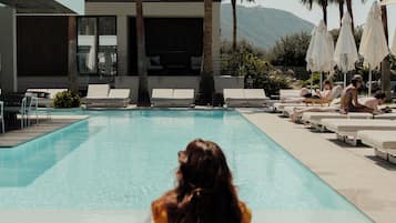 Una piscina al aire libre (de 09:00 a 19:30), tumbonas