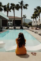 Una piscina al aire libre (de 09:00 a 19:30), tumbonas