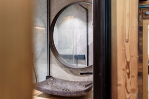 Douche, sèche-cheveux, serviettes fournies, shampoing