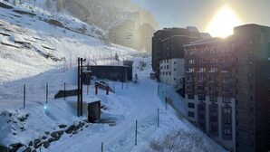 A snow-covered ski resort with a ski lift, buildings, and a clear sky. - Immodreams - Le Billat - Avoriaz (Avoriaz)