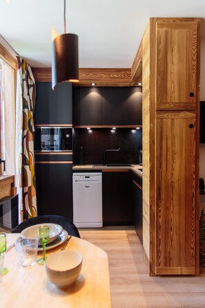 Réfrigérateur, micro-ondes, lave-vaisselle, cafetière/bouilloire