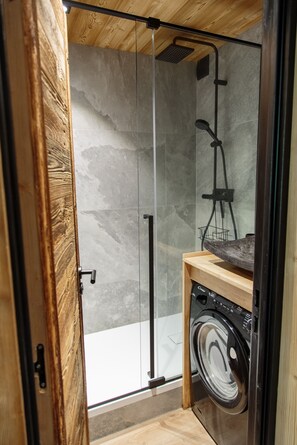 Dusche, Haartrockner, Handtücher, Shampoo