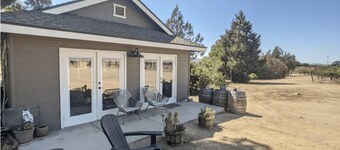 Vineyard Cottage - Cottage on vineyard with loft, views, fireplace, bbq