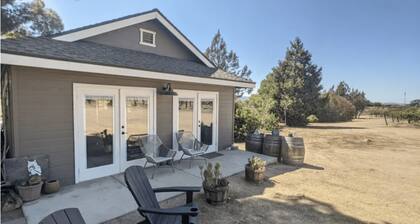 Vineyard Cottage - Cottage on vineyard with loft, views, fireplace, bbq