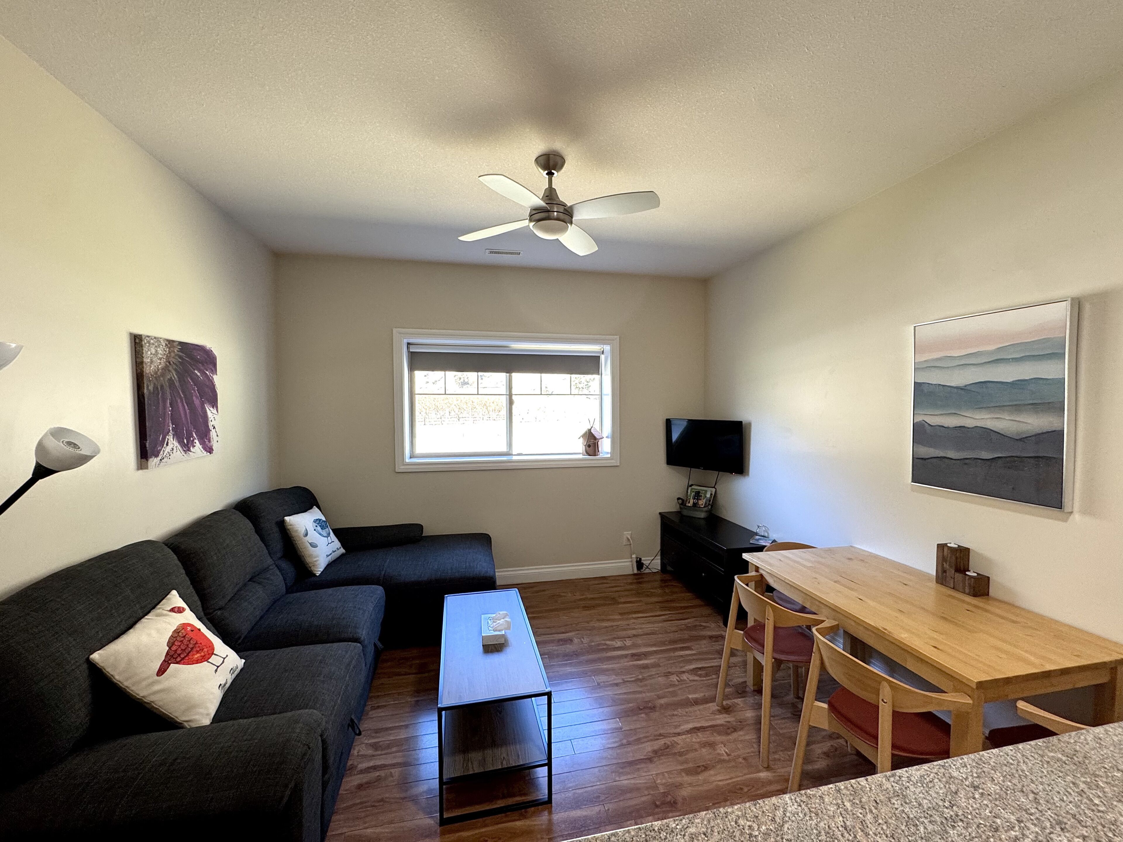 2 Bedroom, 1 Queen Bed, 2 Twin Beds and 1 Queen Sofa Bed) Suite 6 | Aire de séjour | Téléviseur connecté de 32 po avec télévision par câble, téléviseur