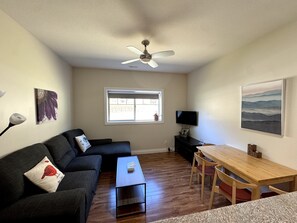 2 Bedroom, 1 Queen Bed, 2 Twin Beds and 1 Queen Sofa Bed) Suite 6 | Living area | 32-inch Smart TV with cable channels, TV - Tree To Me Inn (Keremeos)