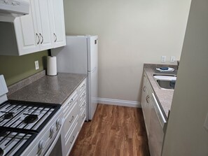 1 Bedroom (Queen) Suite 8 | Private kitchen | Coffee/tea maker - Tree To Me Inn (Keremeos)