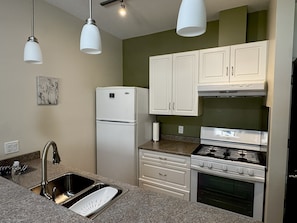 2 Bedroom, 1 Queen Bed, 2 Twin Beds and 1 Queen Sofa Bed) Suite 6 | Private kitchen | Coffee/tea maker - Tree To Me Inn (Keremeos)