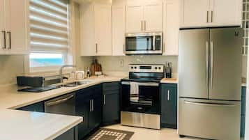 Basic Apartment | Private kitchen | Fridge