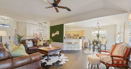 Rustic Aggie: 9 Min to Kyle Field + Pet-Friendly