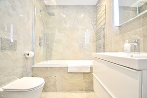 Combined shower/tub, hair dryer, towels, soap - Luxury London Garden Flat (London)