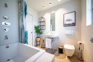 Bathtub, hair dryer, towels, soap - Heights Bungalow with pool/hot tub and backyard paradise. (Houston)