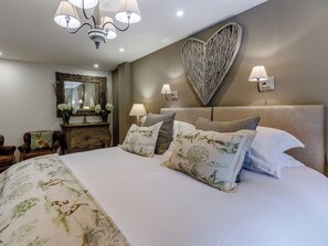 7 bedrooms, WiFi (free), bed sheets