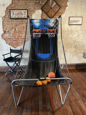 Game room - Large Unique 2-Bedroom Gamed Themed Loft (Fulton)