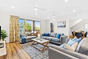 TV, video games, books, offices - The Dromana Beach House - Stunning Views (Dromana)