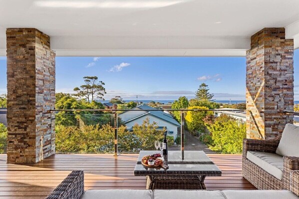 Property grounds - The Dromana Beach House - Stunning Views (Dromana)