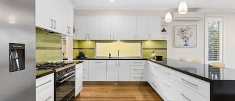 Geladeira, micro-ondas, fogão, cooktop