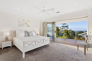 4 bedrooms, iron/ironing board, WiFi, bed sheets - The Dromana Beach House - Stunning Views (Dromana)