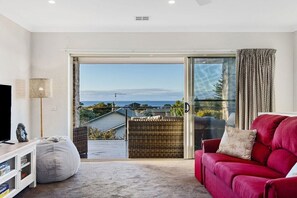 TV, video games, books, offices - The Dromana Beach House - Stunning Views (Dromana)
