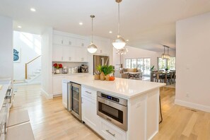 冷蔵庫、電子レンジ、オーブン、コンロ