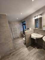 Habitación básica doble, 1 cama de matrimonio | Baño | Secador de pelo