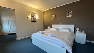 Double Room, 1 Queen Bed | Desk, free WiFi, bed sheets