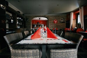 Dinner served, fondue - Pitlane Lodge (Stavelot)