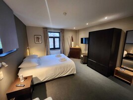 Habitación básica doble, 1 cama de matrimonio | Escritorio, wifi gratis, ropa de cama