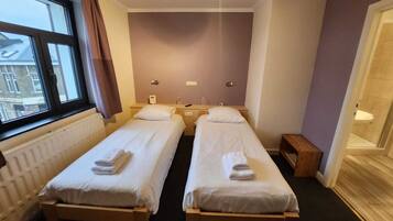 Doppel- oder Zweibettzimmer | Schreibtisch, kostenloses WLAN, Bettwäsche