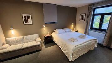 Tweepersoonskamer | Een bureau, gratis wifi, beddengoed