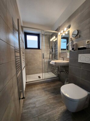 Desk, free WiFi, bed sheets - Pitlane Lodge (Stavelot)