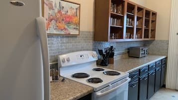 Refrigerador, horno, parrilla de estufa y cafetera y tetera