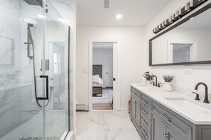Bathtub, hair dryer, towels, soap - River & Golf Mountain Retreat (Windham)