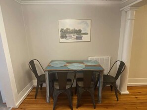 Dining - Vintage Cottage less than 3 mi from Duke Hospital (Durham)