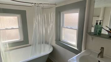 Ensemble douche/baignoire, serviettes fournies
