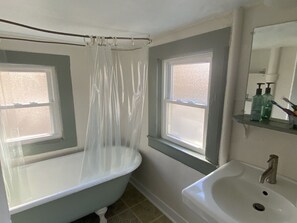 Combined shower/bathtub, towels - Vintage Cottage less than 3 mi from Duke Hospital (Durham)