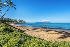 En la playa, camastros y toallas de playa 