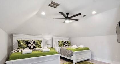 6 Bedroom, Free Heated Pool + Elevator Sleeps 26