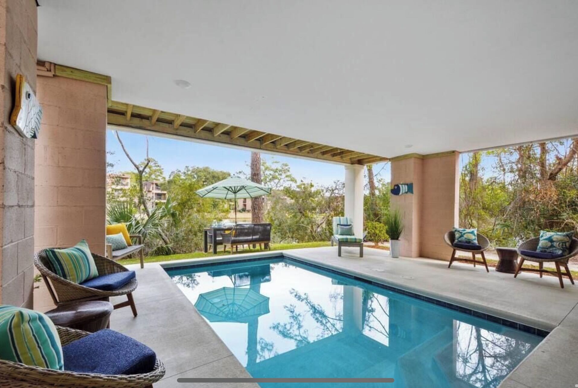 Sisäuima-allas, ulkouima-allas