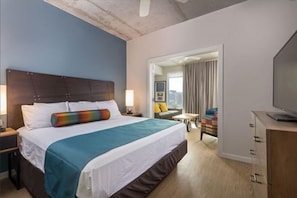 In-room safe, WiFi, bed sheets - Studio unit/Austin - Full Kitchen, W/D, Rooftop Pool, & More! (Austin)