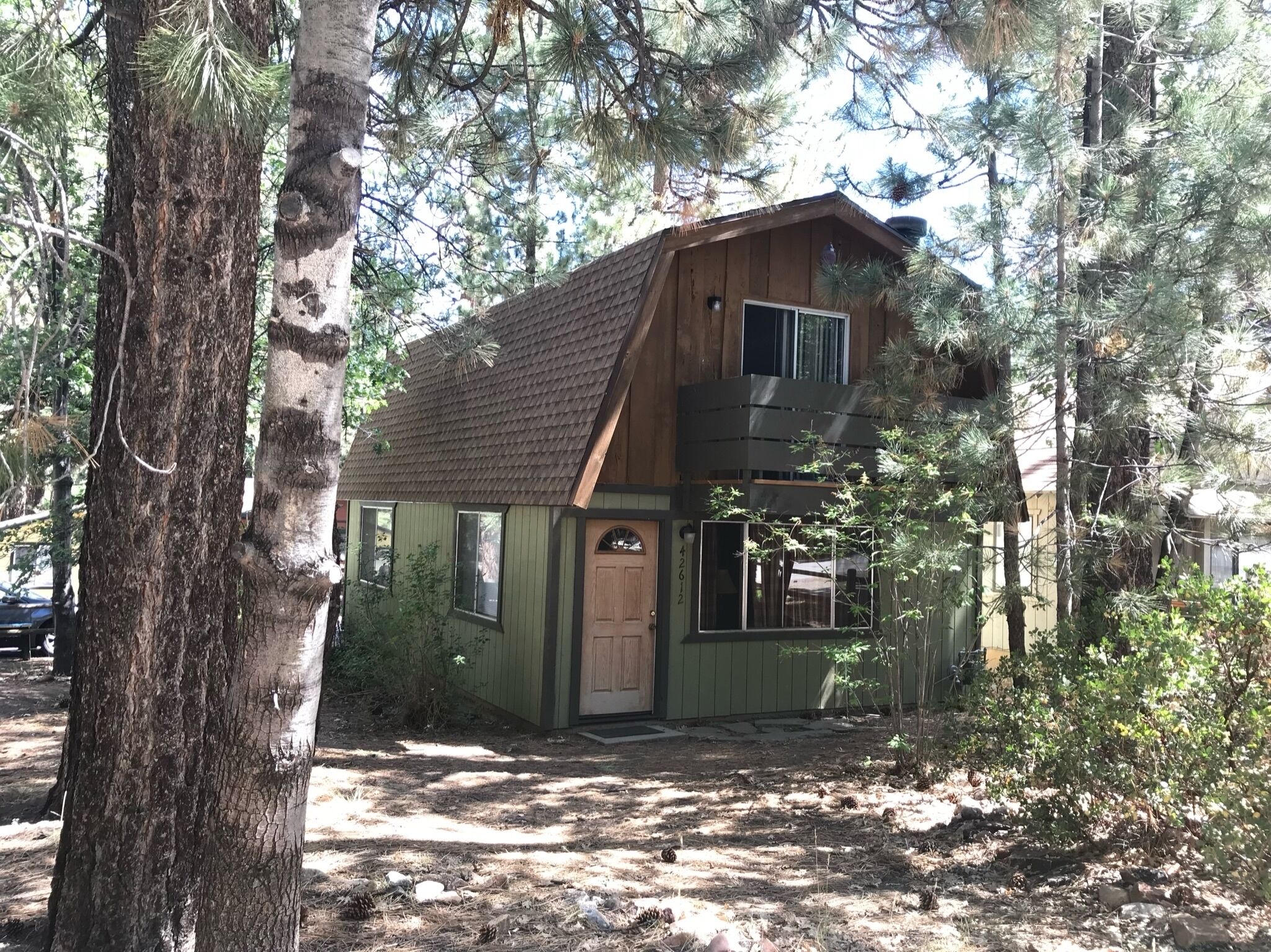 Centrally Located 2 Bedroom Cabin with Hot Tub