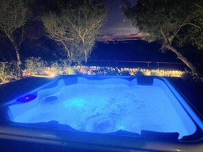 Tina de hidromasaje al aire libre