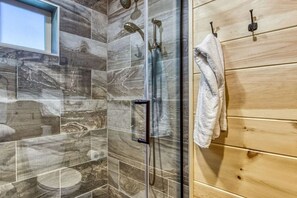 Badewanne, Haartrockner, Handtücher