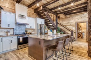 Fridge, microwave, oven, stovetop - Luxury Cabin with breath taking Mountain Views (Gatlinburg)