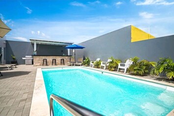 Huge, relaxing Swimming Pool