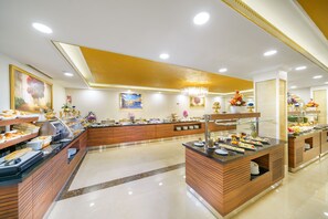 Petit déjeuner buffet (20 EUR par personne)
