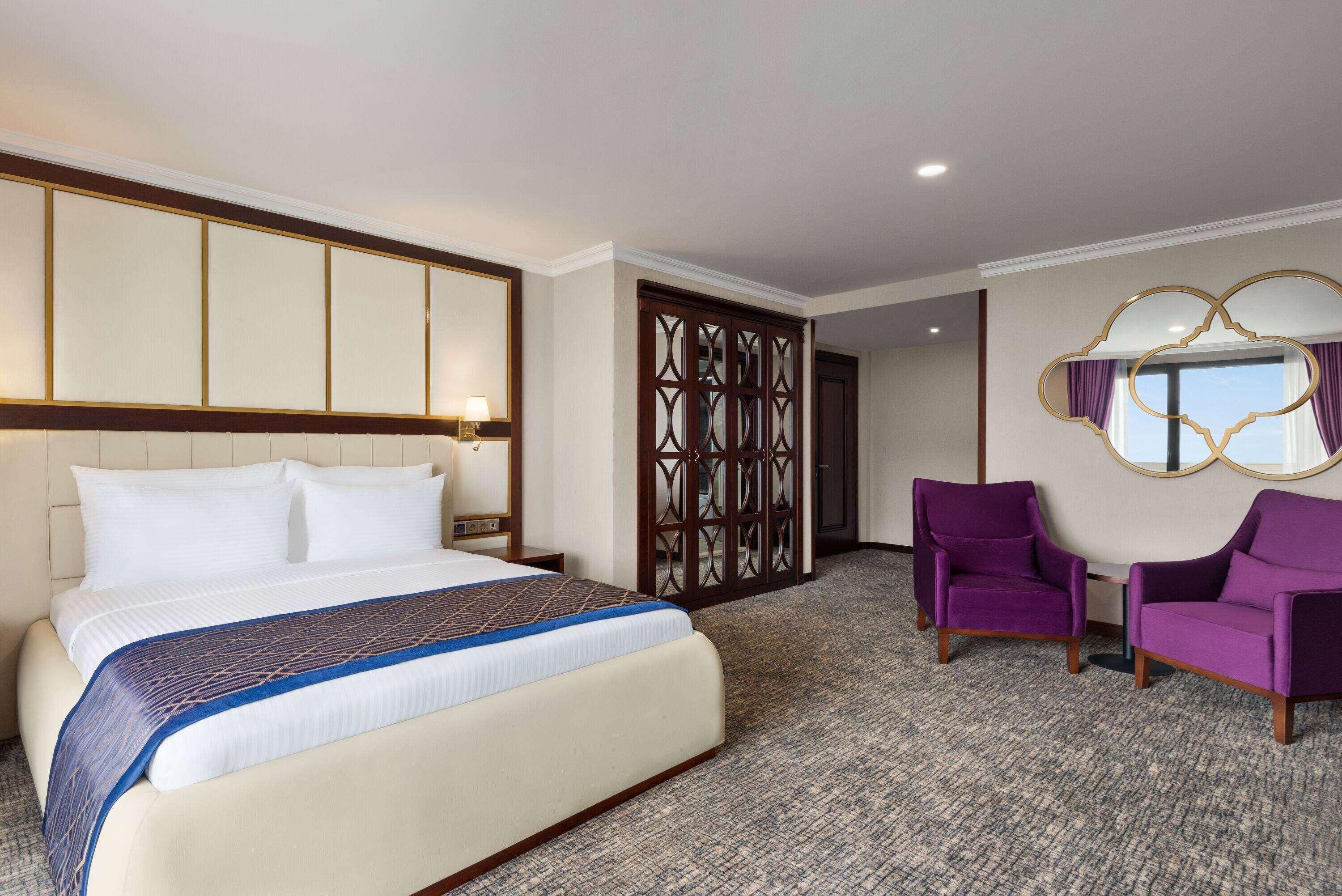 Luxe beddengoed, een minibar, een kluis op de kamer, een bureau