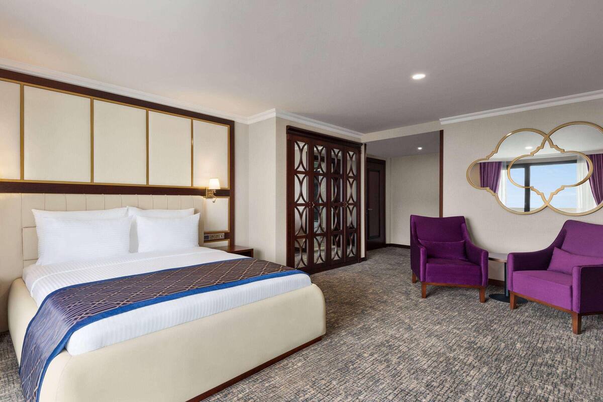 Luxe beddengoed, een minibar, een kluis op de kamer, een bureau