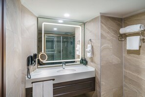Premium kamer, 1 eenpersoonsbed (Land View) | Badkamer | Een douche, gratis toiletartikelen, een haardroger, badjassen